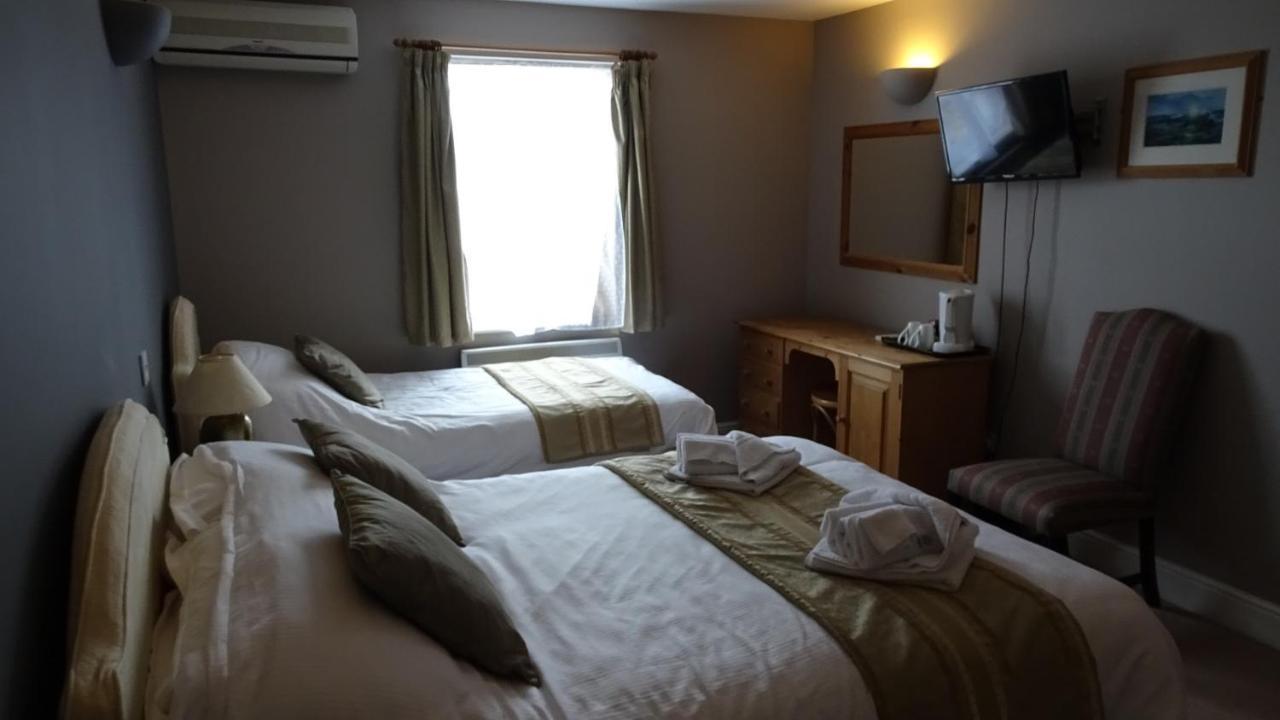 The Furze Bush Inn Нюбъри Екстериор снимка