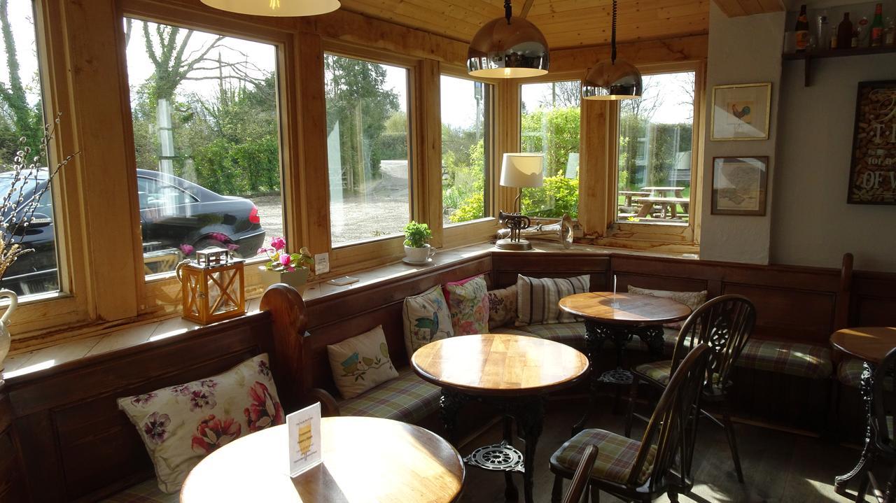 The Furze Bush Inn Нюбъри Екстериор снимка