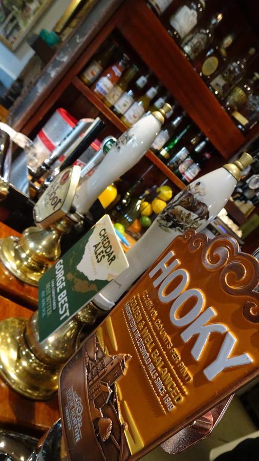 The Furze Bush Inn Нюбъри Екстериор снимка