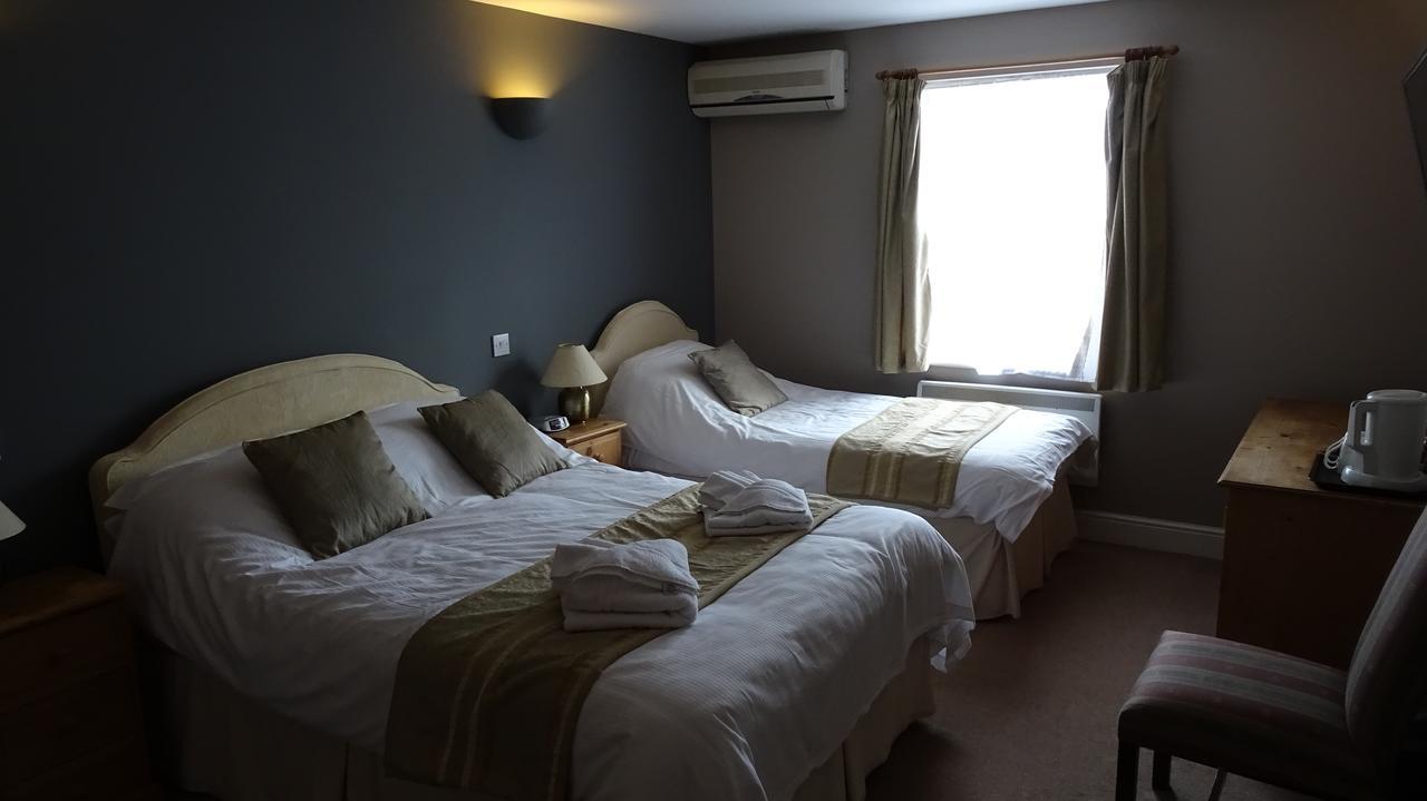 The Furze Bush Inn Нюбъри Екстериор снимка